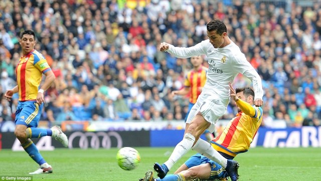 Video bàn thắng: Real Madrid 3-2 Valencia (Vòng 37 - La Liga)