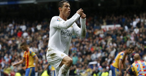 Ronaldo lập cú đúp Real nhọc nhằn đánh bại Valencia