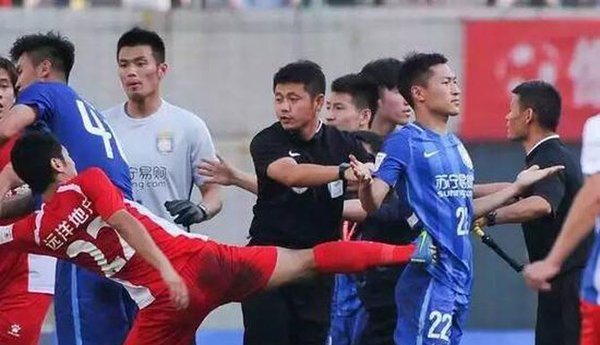VIDEO: Bạo lực kinh hoàng ở cúp QG Trung Quốc