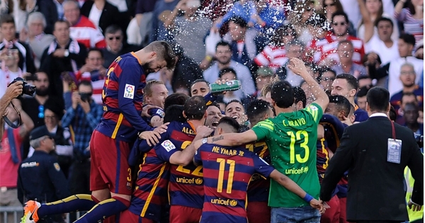 Chùm ảnh Barca vỡ òa trong niềm vui vô địch