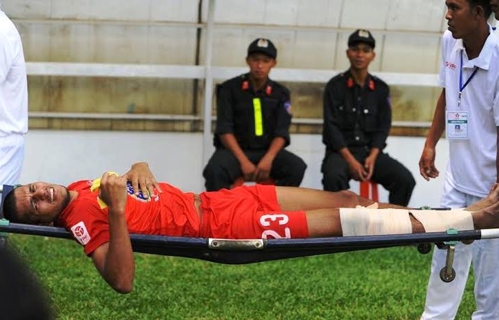 VIDEO: Ngoại binh HAGL gãy chân sau pha va chạm với cầu thủ Long An