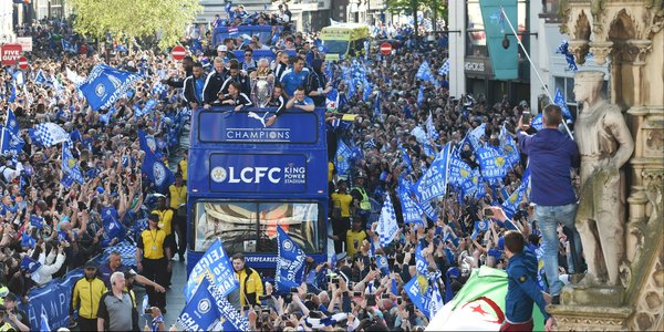 VIDEO: Toàn cảnh màn rước cúp của Leicester trước hàng trăm ngàn CĐV nhà