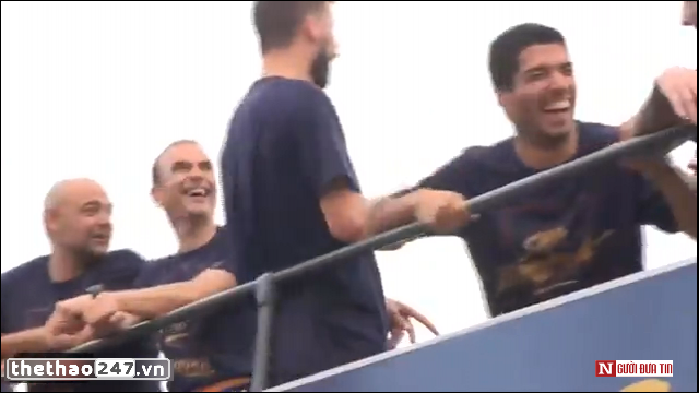 VIDEO: Gerard Pique troll Ronaldo trong lễ diễu hành cúp La Liga 2015/16