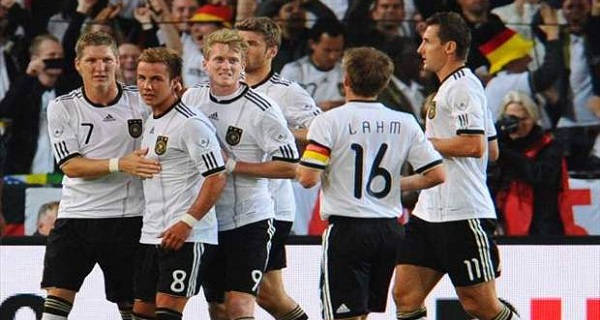 HLV Joachim Low lý giải việc triệu tập ngôi sao Man Utd