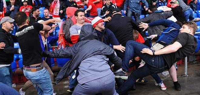 CĐV của Sevilla và Liverpool đánh nhau trên sân