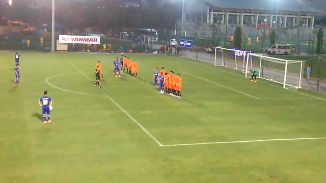 VIDEO: Đinh Thanh Trung trổ tài sút phạt trước U21 Việt Nam