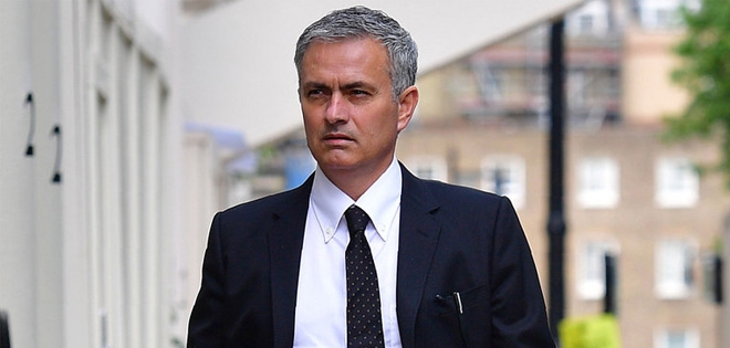 Lộ diện bản hợp đồng đầu tiên của Jose Mourinho