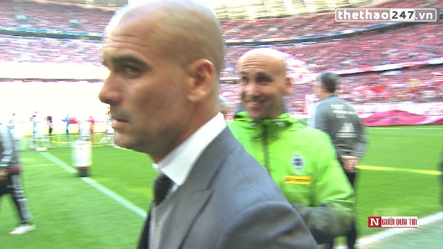 VIDEO: Tình huống siêu hài của HLV Guardiola ở Bundesliga 2015/16