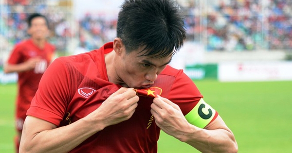Tỏa sáng rực rỡ, Công Vinh tiếp tục đi vào lịch sử bóng đá Việt Nam
