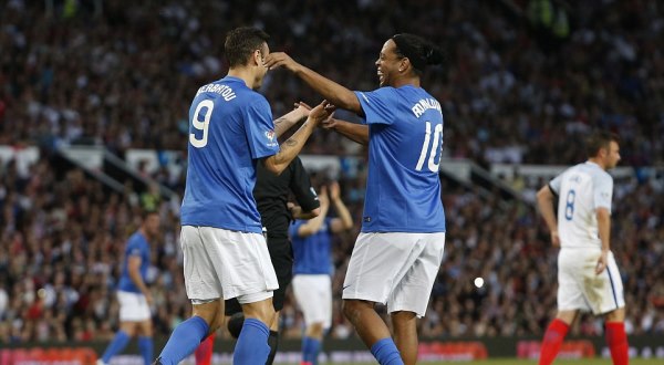 VIDEO: Ronaldinho xỏ háng 2 cầu thủ đối phương trong vòng 2 giây