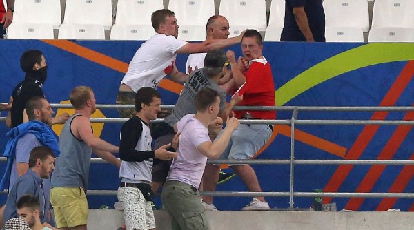 Nhật ký Euro 2016 12/6: CĐV Anh bị đánh ngay sau trận đấu