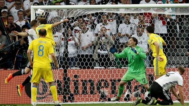 VIDEO: Trung vệ Mustafi đánh đầu hiểm hóc tung lưới Ukraine