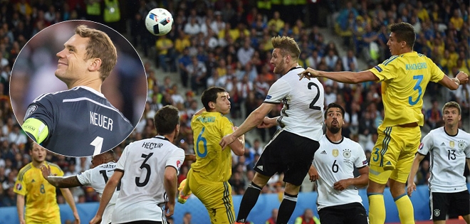 Neuer lên giữa sân trong tình huống ghi bàn của Mustafi