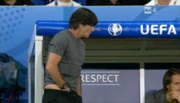 VIDEO: Hành động gây sốc của HLV Joachim Loew ở trận Đức - Ukraine