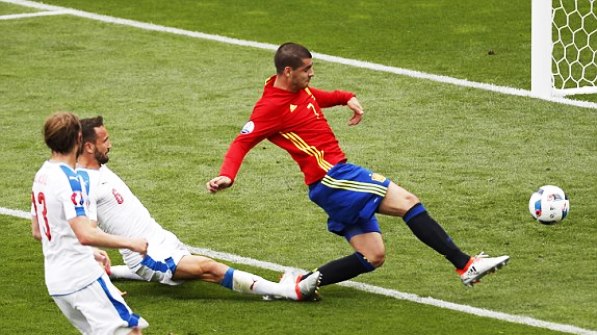 VIDEO: Petr Cech xuất sắc cản phá cú sút cận thành của Morata