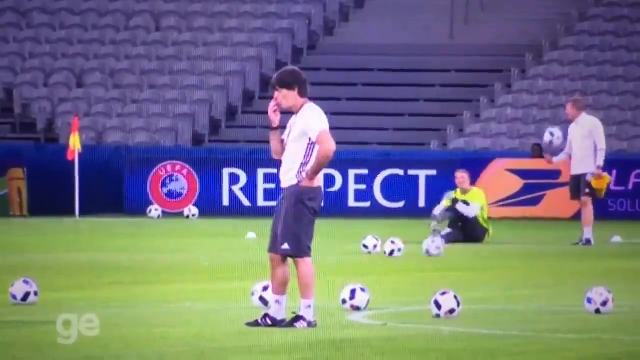 VIDEO: HLV Joachim Loew tái diễn hành động phản cảm trên sân tập tuyển Đức