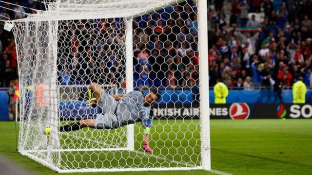VIDEO: Buffon ngã dập mông vì đu xà ăn mừng chiến thắng