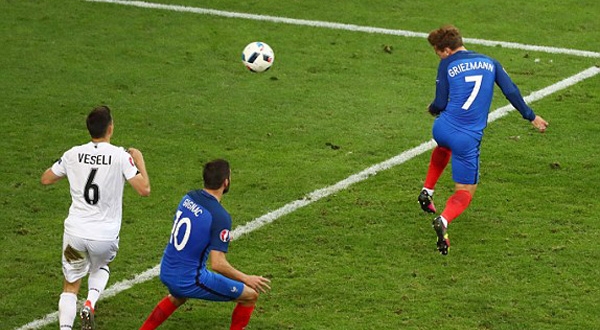 HLV Pháp tiết lộ lý do để Pogba và Griezmann trên ghế dự bị