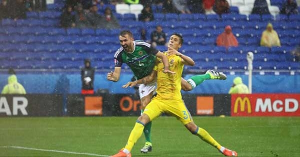 McAuley và McGinn tỏa sáng, Bắc Ailen hạ đẹp Ukraine