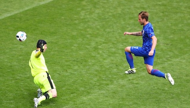 VIDEO: Ivan Rakitic dứt điểm cận thành nâng tỷ số lên 2-0 cho Croatia