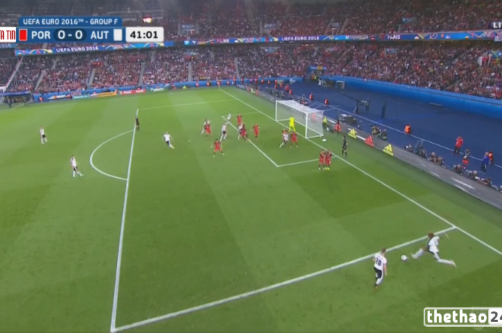 VIDEO: David Alaba đá phạt rất nguy hiểm trước Bồ Đào Nha