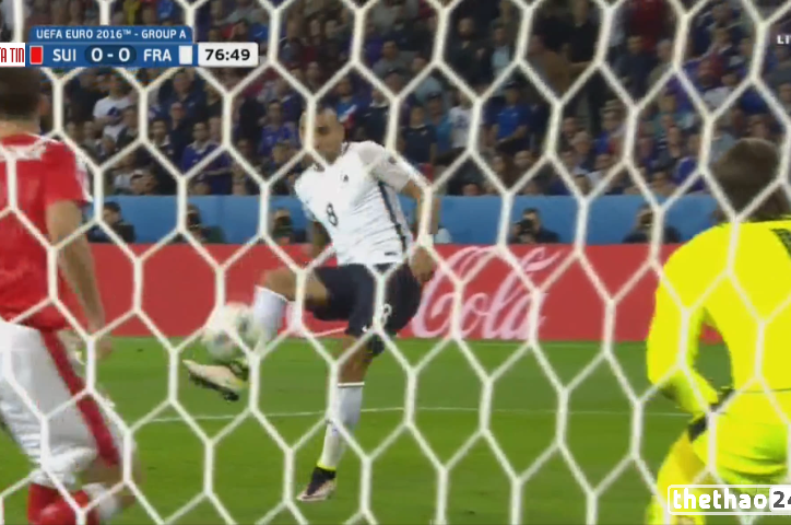 VIDEO: Payet đệm bóng trúng xà ngang