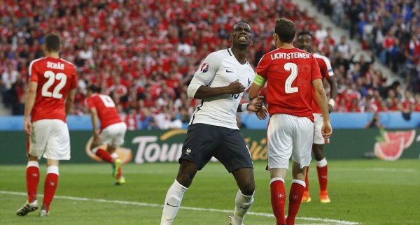 VIDEO: 2 lần Pogba và Payet sút bóng dội xà ngang khung thành Thụy Sỹ