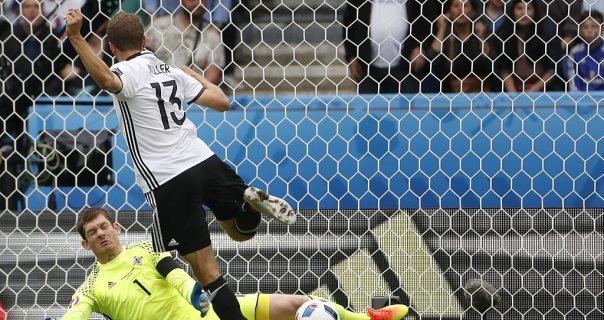 VIDEO: Muller 4 lần bỏ lỡ cơ hội ngon ăn trong hiệp 1 vs Bắc Ireland