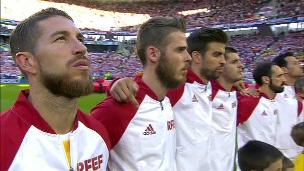 VIDEO: Gerard Pique giơ ngón tay thối khi hát quốc ca Tây Ban Nha
