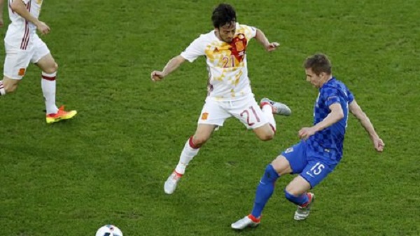 VIDEO: David Silva gây sốt với pha kiến tạo theo kiểu 'lườm rau gắp thịt'