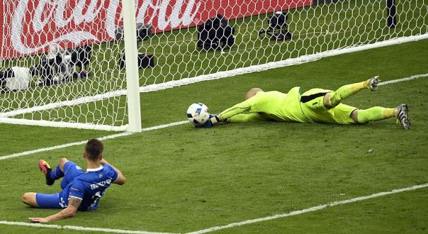 VIDEO: BLV gào thét kinh hoàng sau bàn thắng bù giờ của Iceland