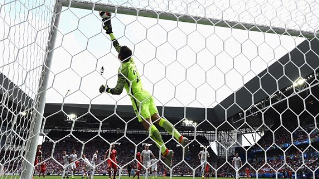 VIDEO: Fabianski bay người cứu thua xuất thần cho Ba Lan