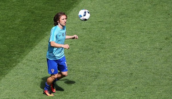 Modric tập luyện trở lại, sẵn sàng nghênh chiến Bồ Đào Nha