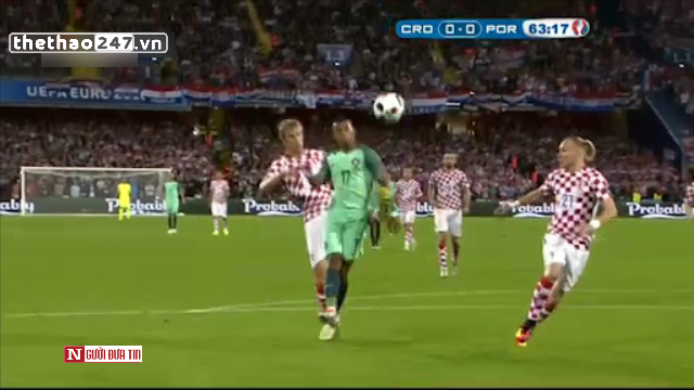VIDEO: Cầu thủ Croatia bỏ bóng đá người vs Nani