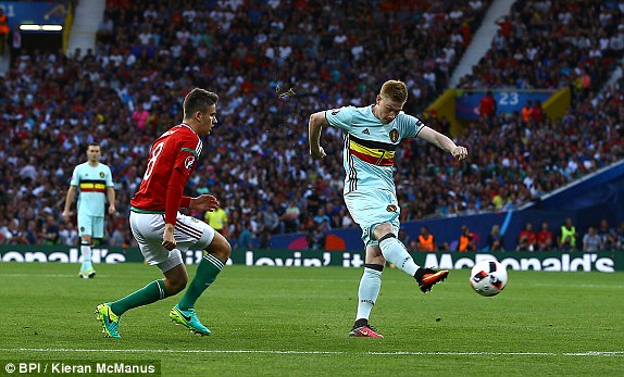 VIDEO: De Bruyne bỏ lỡ cơ hội ngon ăn khi đối mặt thủ môn Hungary