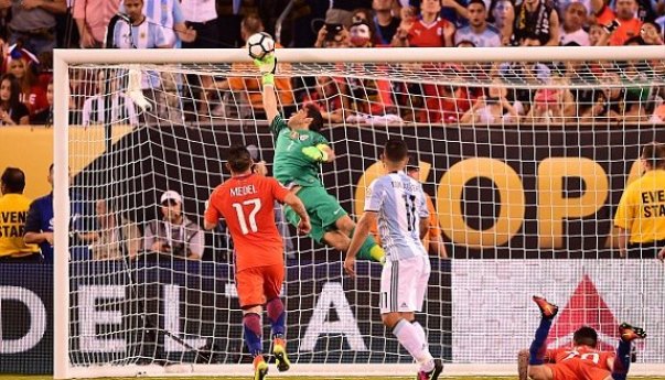 VIDEO: Bravo cứu thua xuất thần sau cú đánh đầu của Aguero