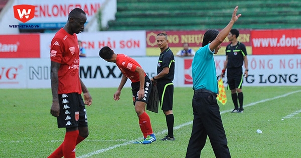 Ngoại binh V-League bị lãnh đạo đuổi khỏi CLB ngay trong trận đấu