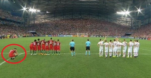 VIDEO: Ronaldo phải núp sau lưng đồng đội để xem loạt sút 11m