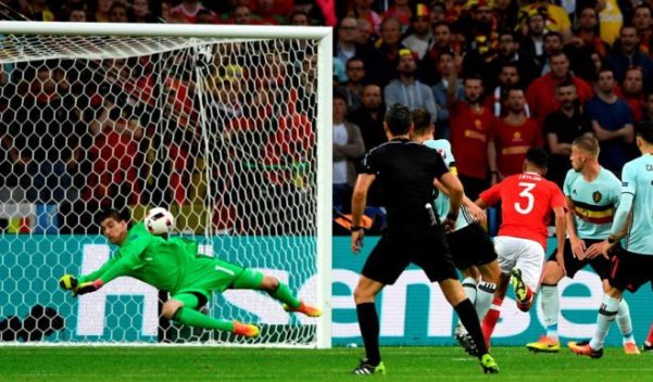 VIDEO: Phản xạ cứu thua xuất thần của Courtois trước Wales