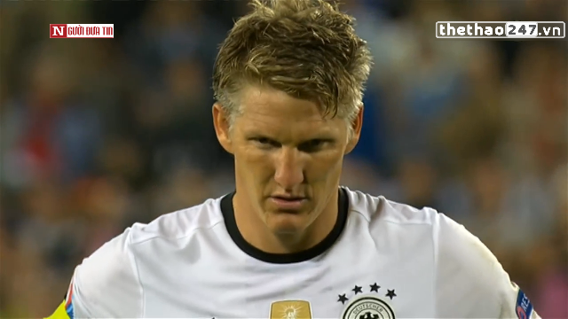 VIDEO: Pha sút pen căng thẳng quá mức của Schweinsteiger