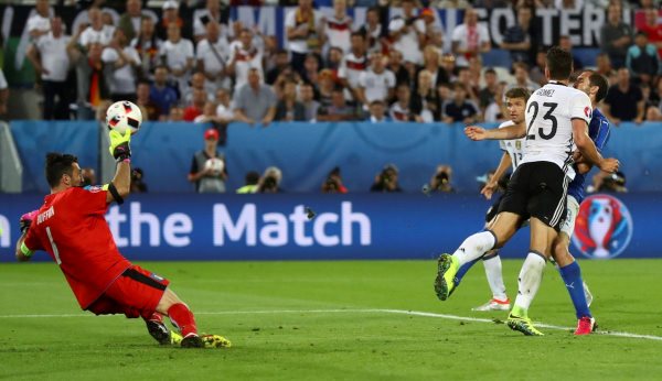 VIDEO: Phản xạ cứu thua xuất thần của Buffon khi đối mặt Gomez
