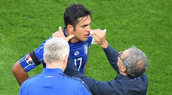 VIDEO: Eder bị chảy máu mũi sau khi lĩnh trọn cùi chỏ của Boateng
