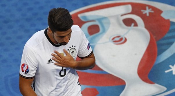 VIDEO: Khedira rời sân bất đắc dĩ sau pha va chạm với Chiellini