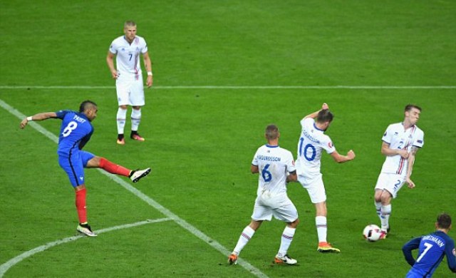 VIDEO: Payet tung cú dứt điểm chìm hiểm hóc nâng tỷ số lên 3-0