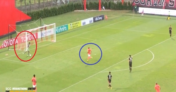 VIDEO: Thủ môn Thái Lan kiến tạo siêu hài cho tiền đạo đối phương