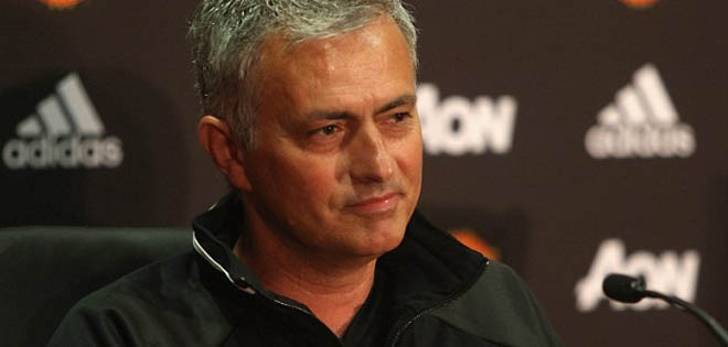 Mourinho tuyên bố vị trí của Rooney: Không phải tiền vệ