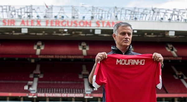 Tin bóng đá Anh 8/7: Wenger muốn có thêm hậu vệ, Mourinho lần đầu chê M.U