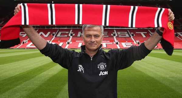 HLV Mourinho gặp khó khăn đầu tiên tại M.U