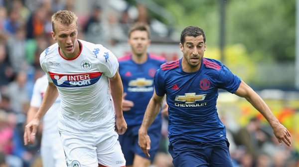 VIDEO: Mkhitaryan đệm bóng vọt xà đầy nuối tiếc