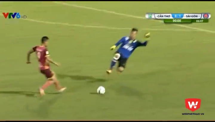 VIDEO: Pha bỏ bóng đá người kinh hoàng ở vòng 17 V-League